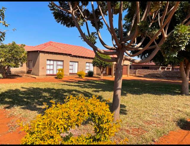 3 BEDROOM HOUSE FOR SALE IN LEBOWAKGOMO ZONE A